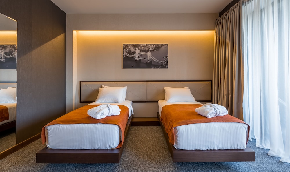 Bridge Hotel 3/32
