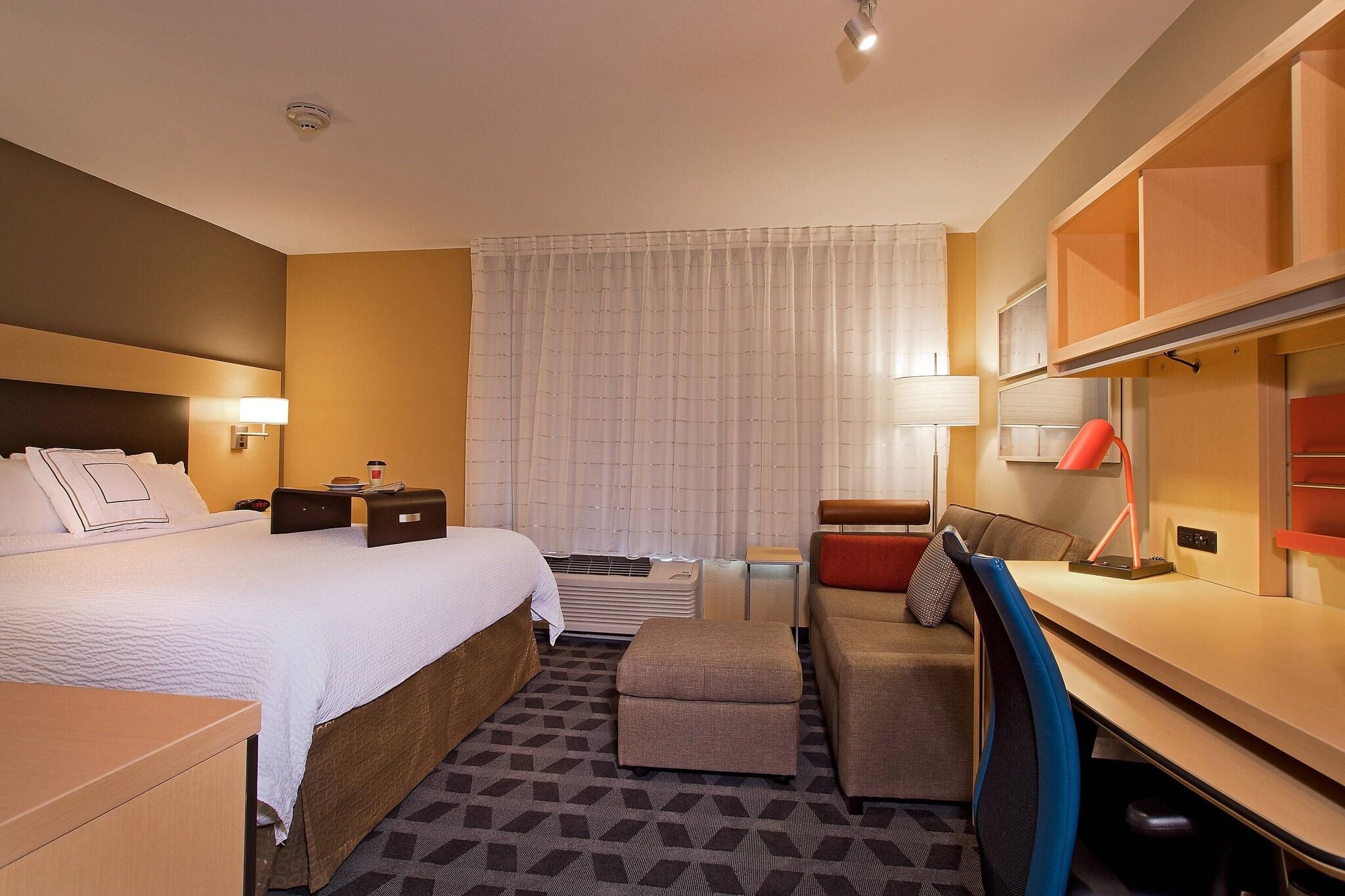 Studio, King Bed