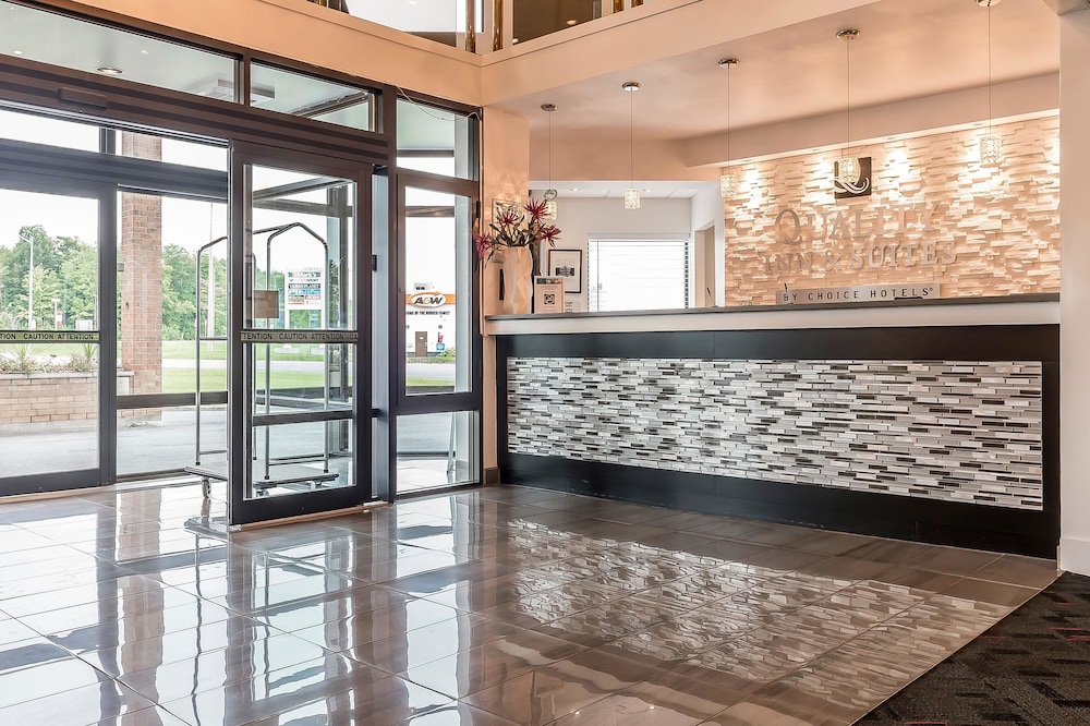 Quality Inn & Suites Hawkesbury 25/50