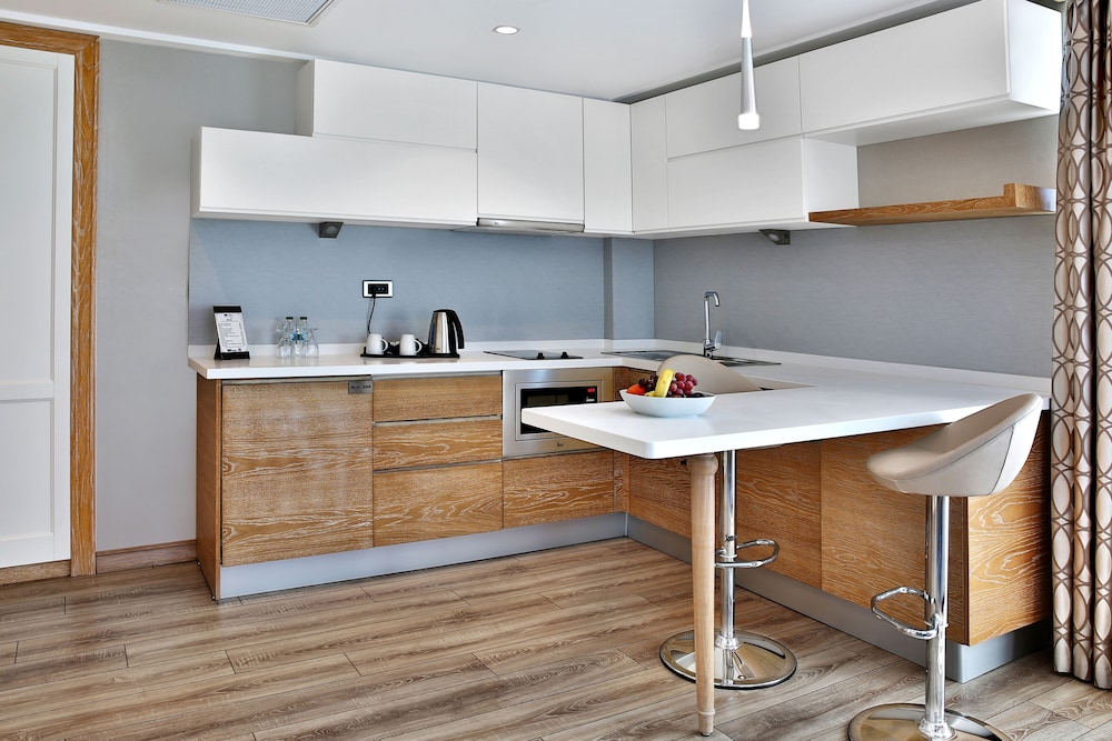 Bof Hotels Ceo Suites 63/73