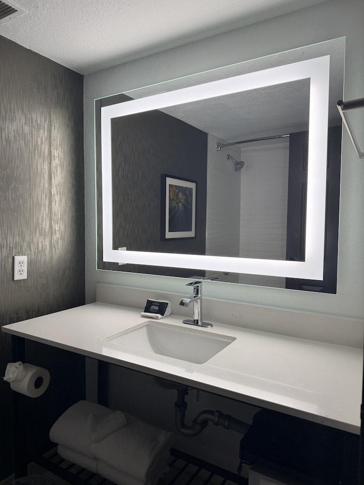La Quinta Inn & Suites by Wyndham Seattle Sea-Tac Airport 48/48