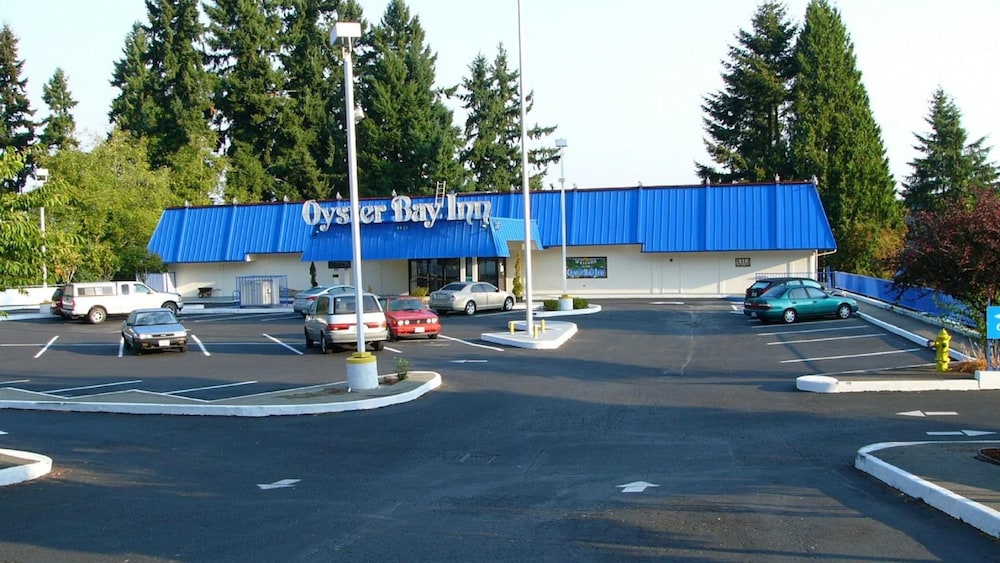Oyster Bay Inn & Suites 60/70