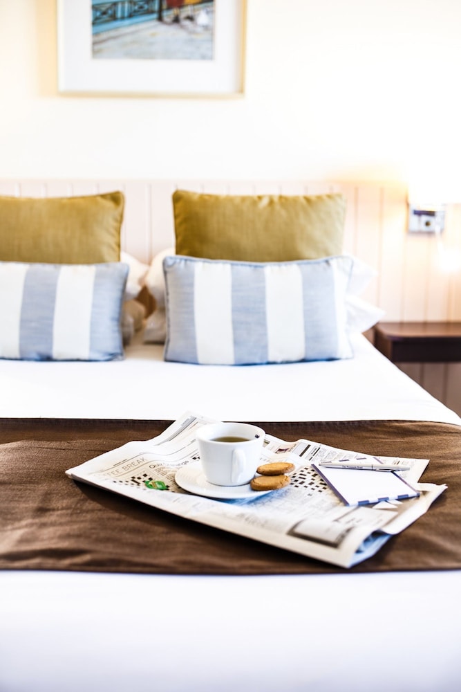 Peninsula Hotel Guernsey 3/37
