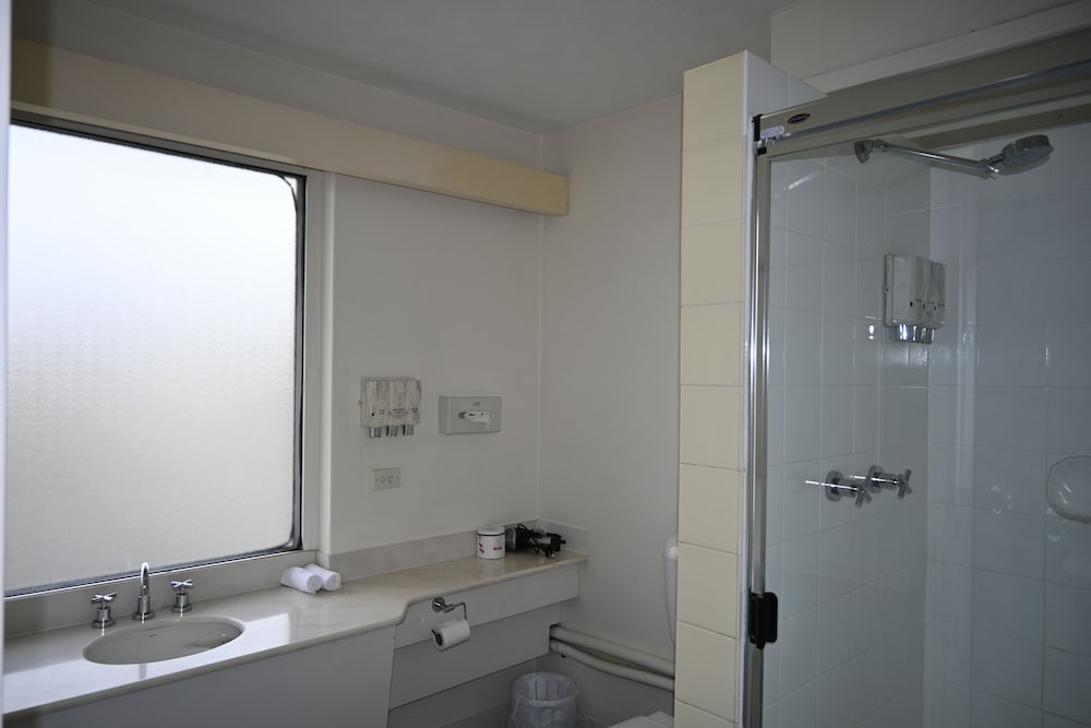 HAMILTON MOTOR INN 15/50