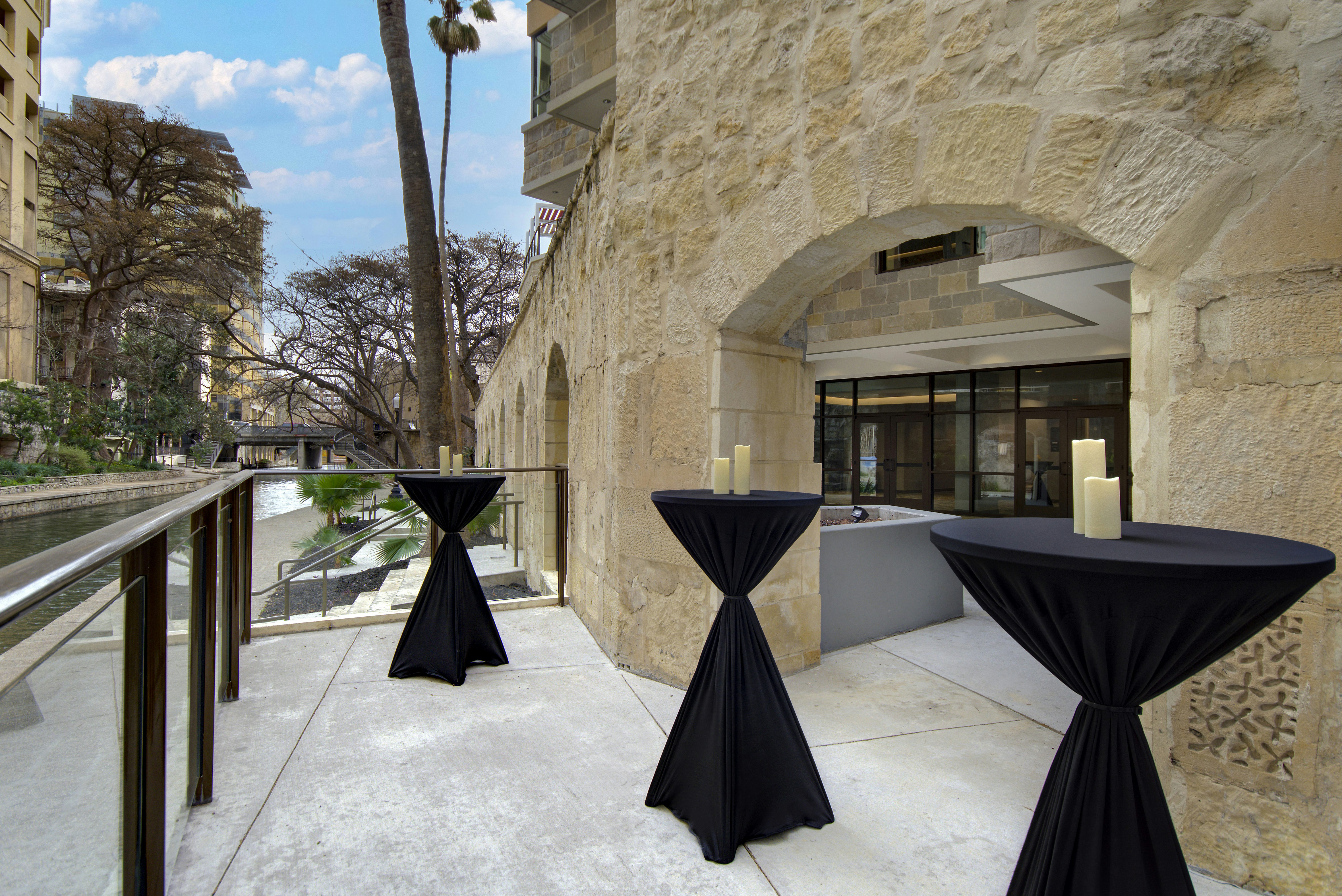 Hampton Inn & Suites San Antonio Riverwalk 76/77