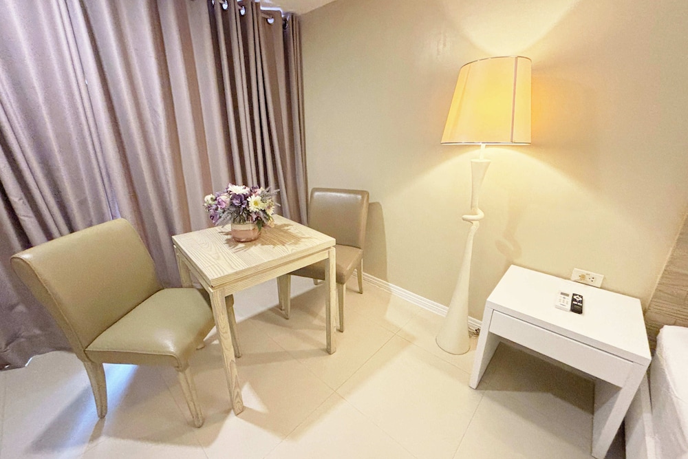 The Muse Beach Front Hotel Boracay 50/50