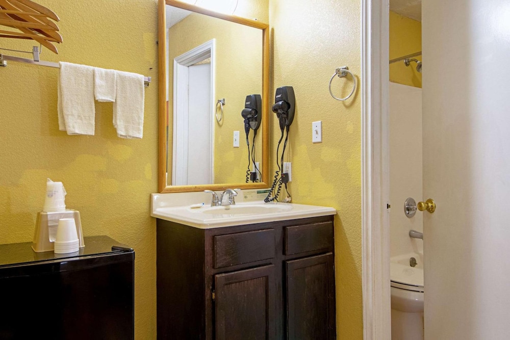 Economy Inn Suites 37/44