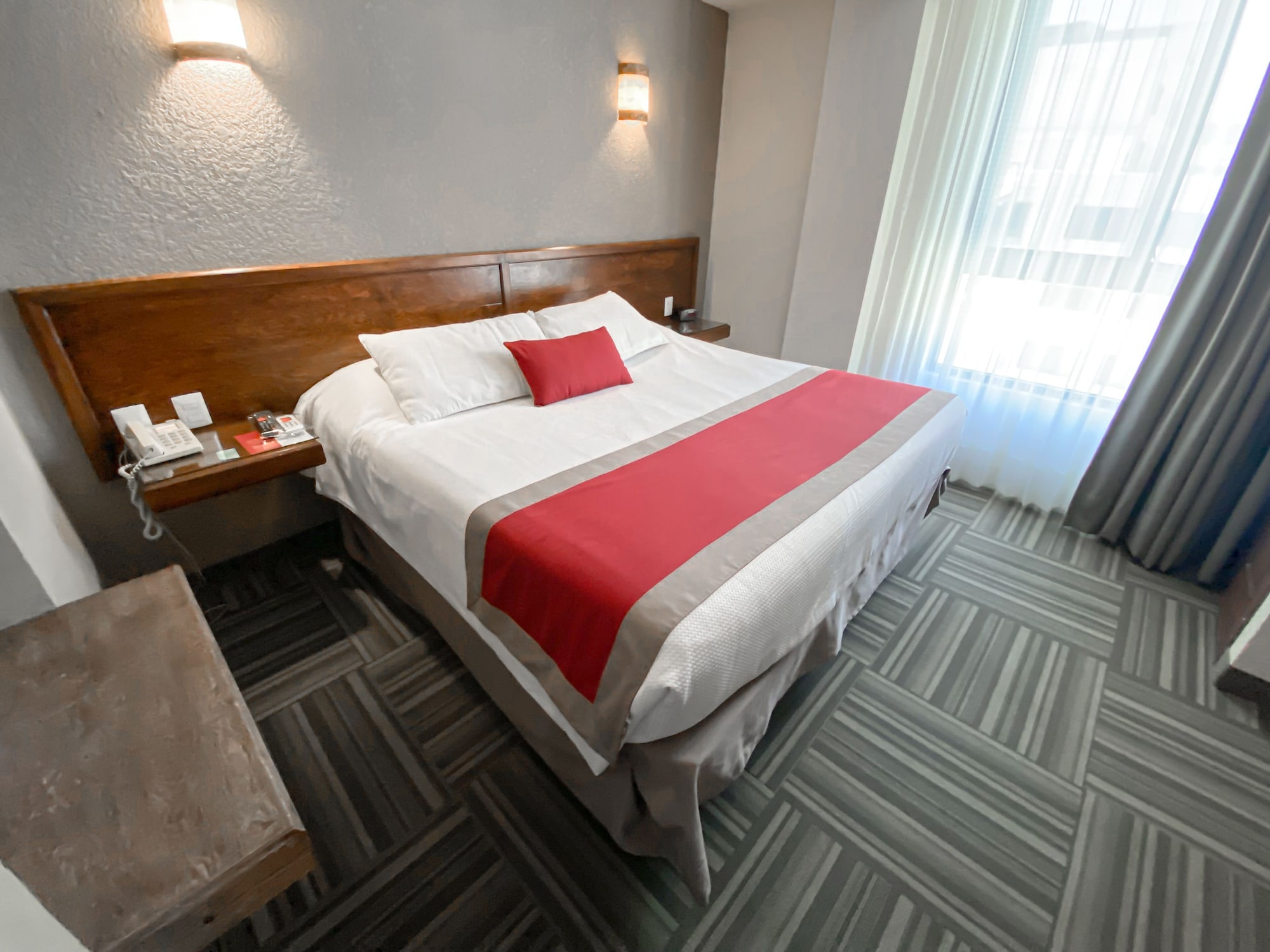 غرفة بسرير كينج، Ramada Plaza by Wyndham Leon 6/9