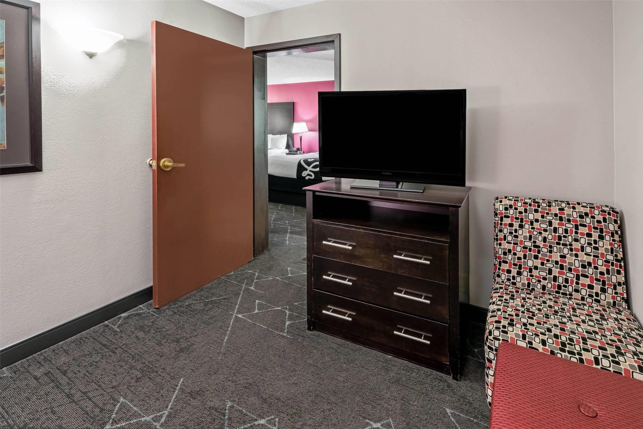 La Quinta Inn & Suites by Wyndham Dallas I-35 Walnut Hill Ln 6/46