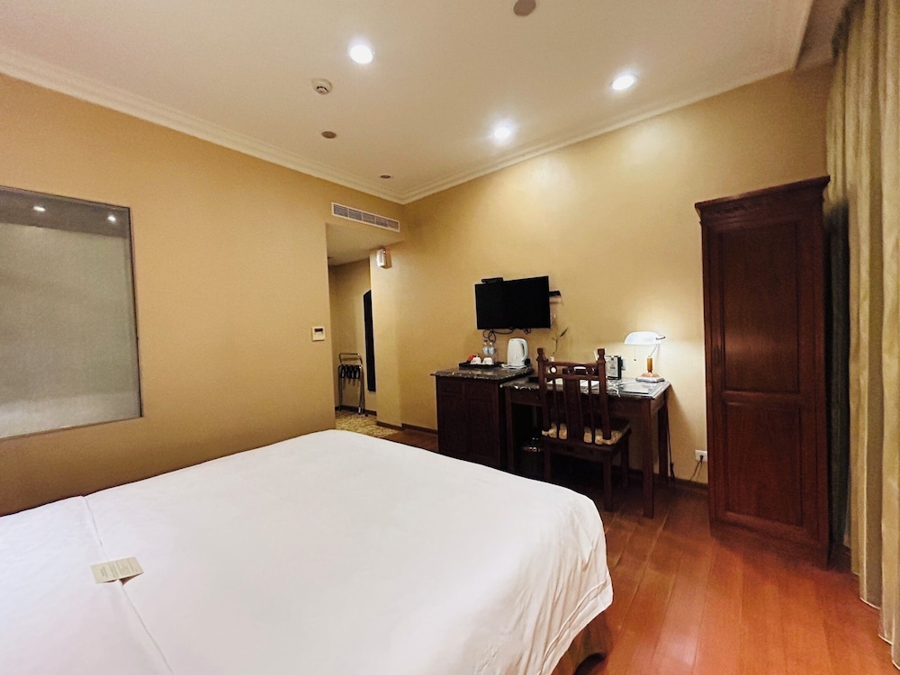 Connecting, Standard, Queen Bed, No Window, Classic Building