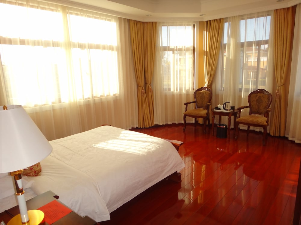 Madagascar Golden Peacock Hotel 11/30