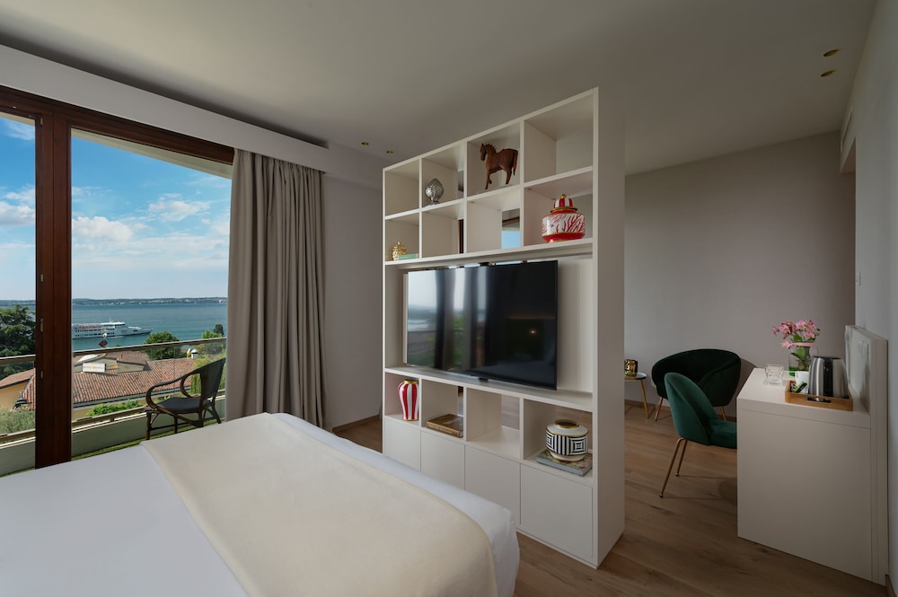 JUNIOR SUITE, LAKE VIEW, BALCONY