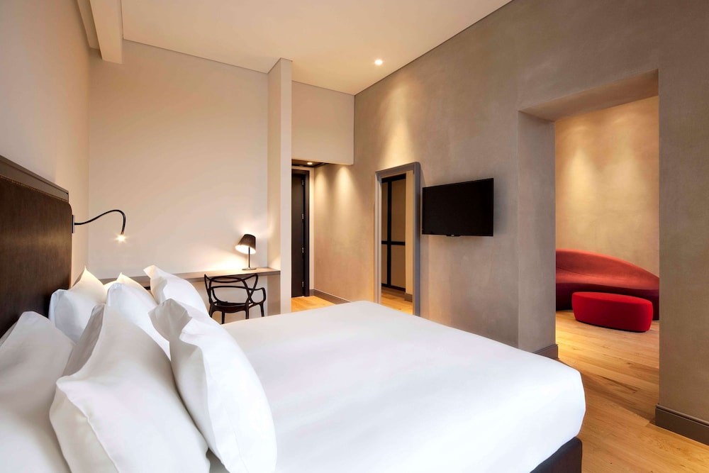 SUITE, WITH VIEW
