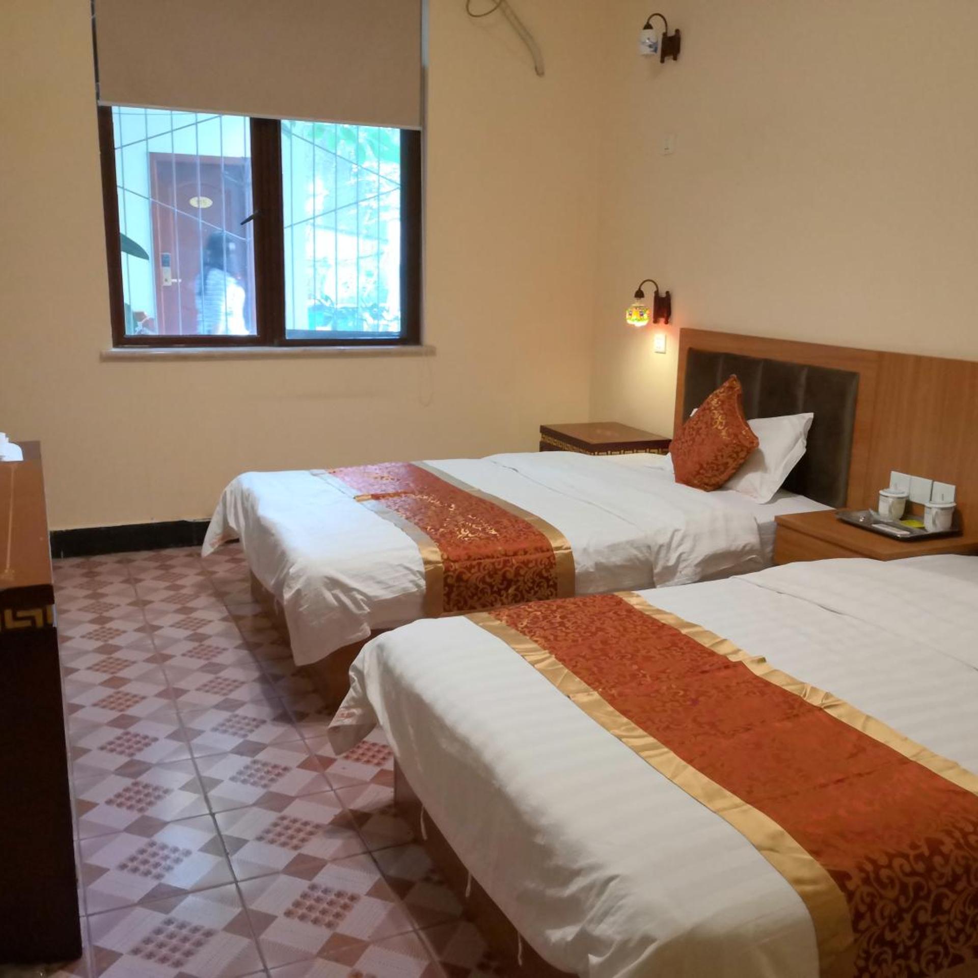Holly Hostel 20/50