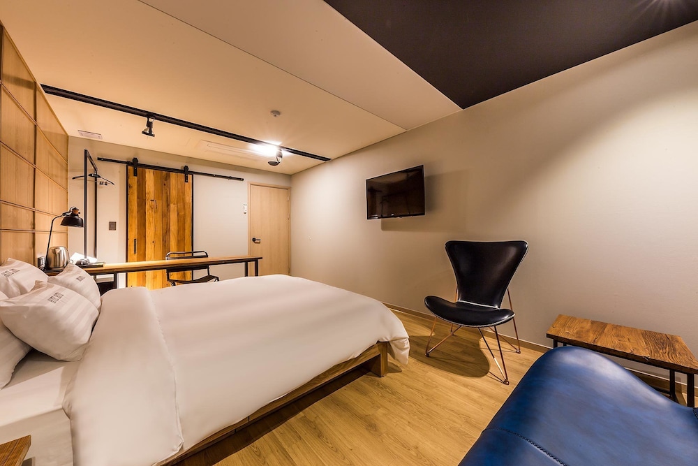 PREMIER, QUEEN BED