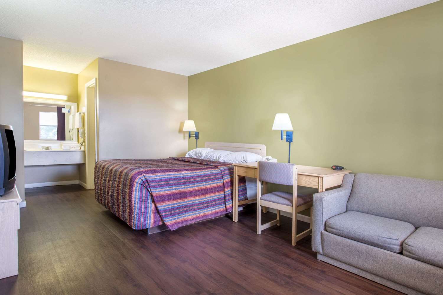 Super 8 by Wyndham Monticello 22/26