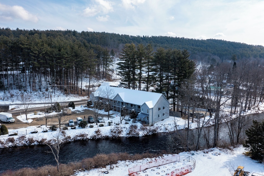 Riverhouse by Weekender 38/45