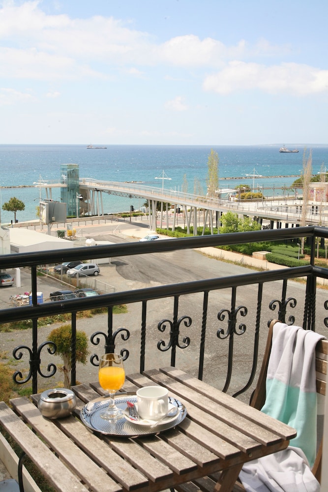 Chrielka Hotelsuites 32/43
