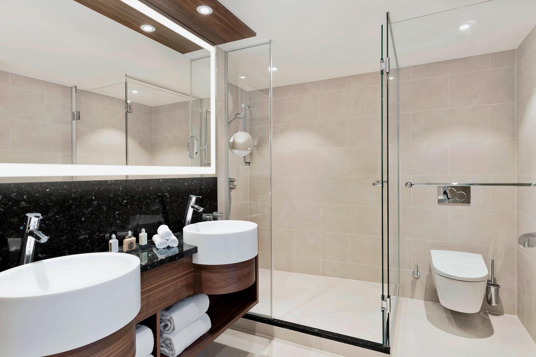 2 Bedrooms, Club, Suite, 2 Double Beds, Vienna Marriott Hotel 2/4