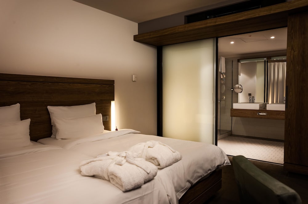 DELUXE, DOUBLE BED