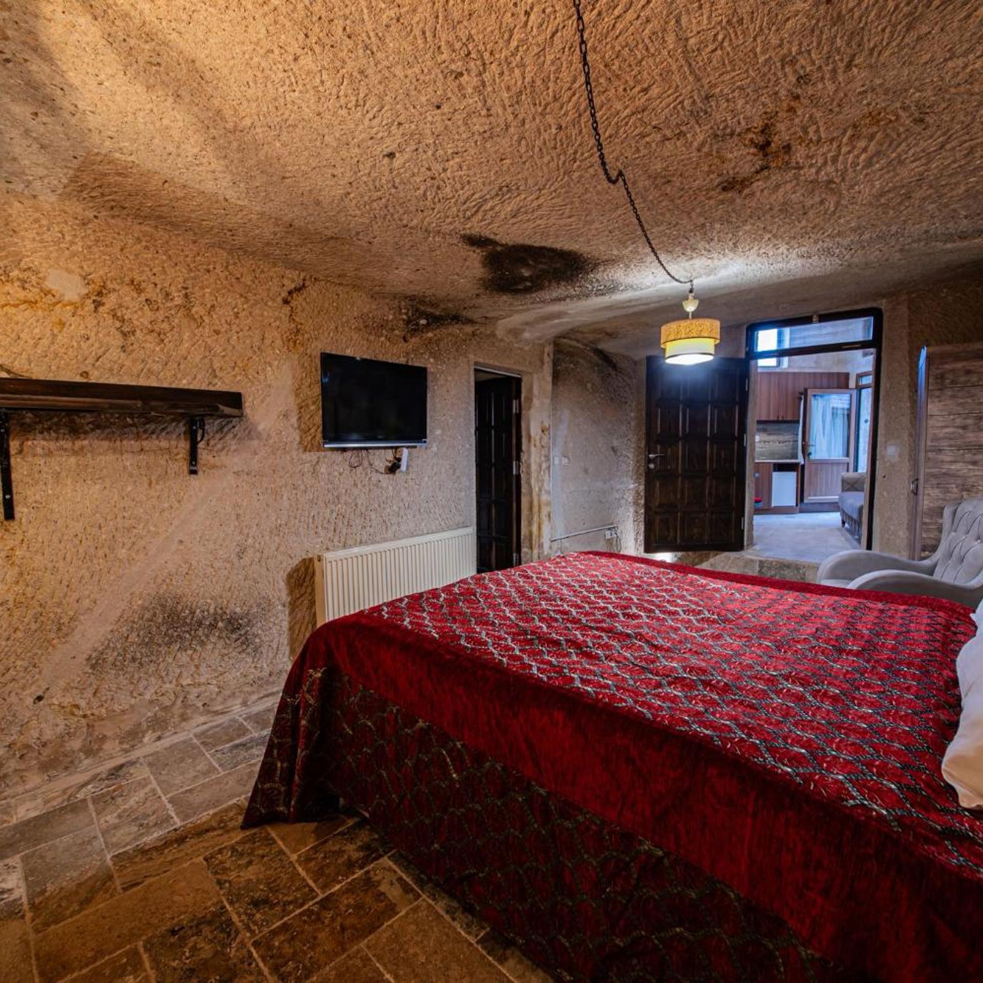 Cave, Quadruple, Annex