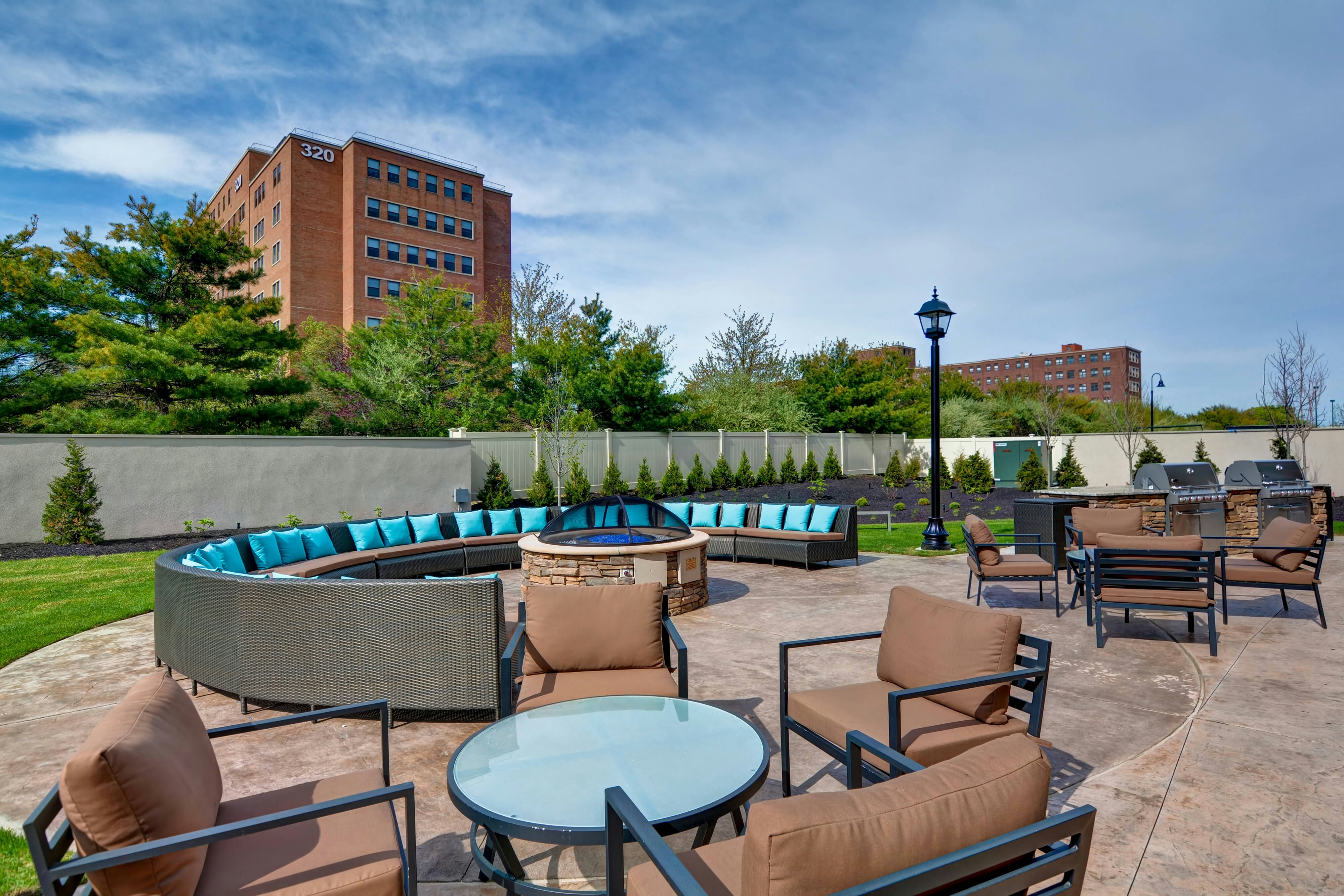 Courtyard Long Island Islip Courthouse Complex 14/23