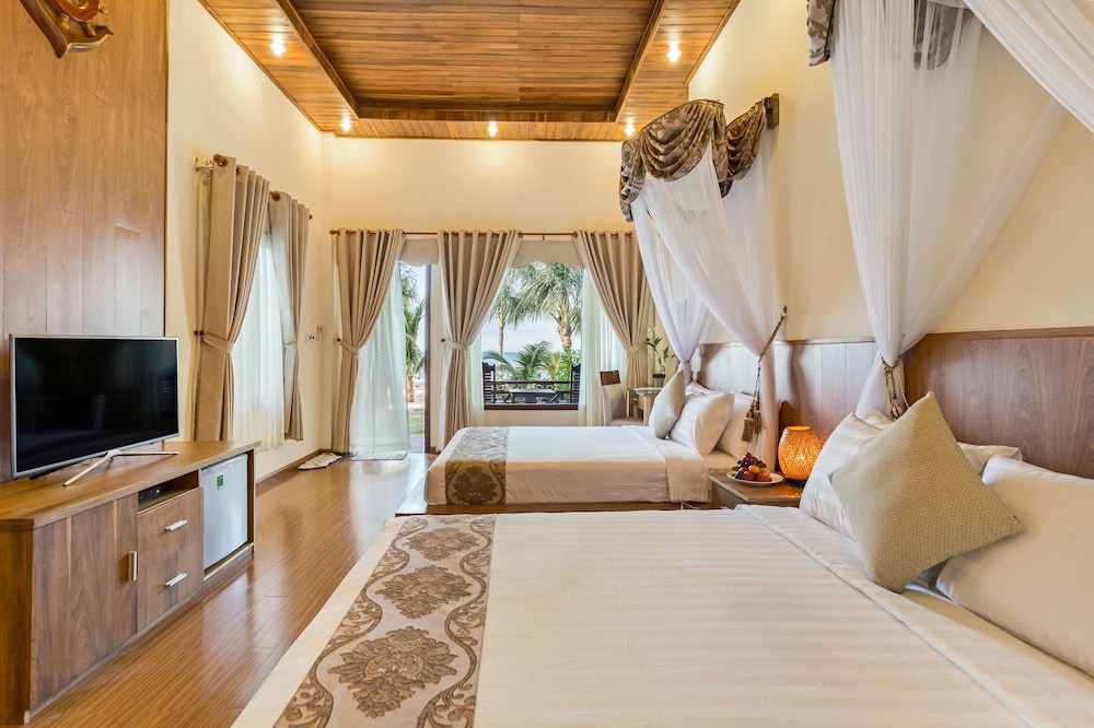 FAMILY, DOUBLE OR TWIN BED, BEACH FRONT