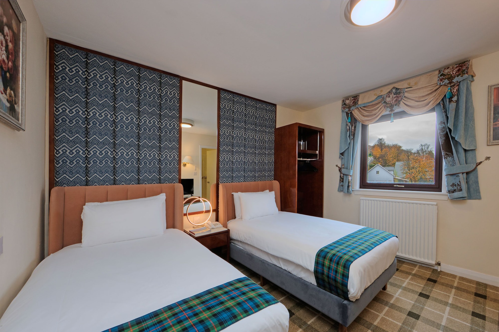 DELUXE, TWIN BEDS, LOCH VIEW