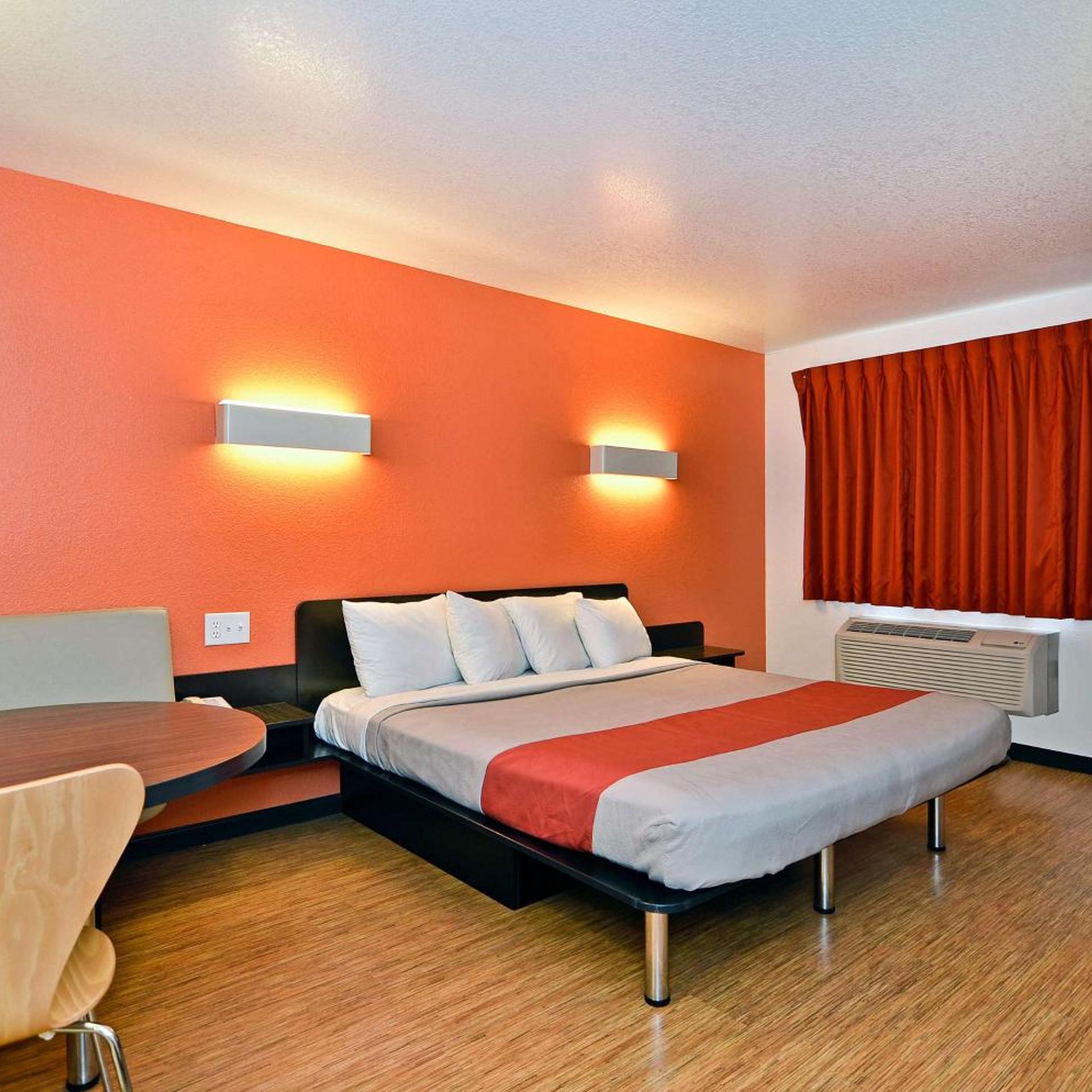 1 Queen Bed - ADA/Tub/Smoking