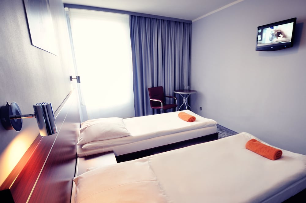 ROOM, SINGLE, TWIN BEDS