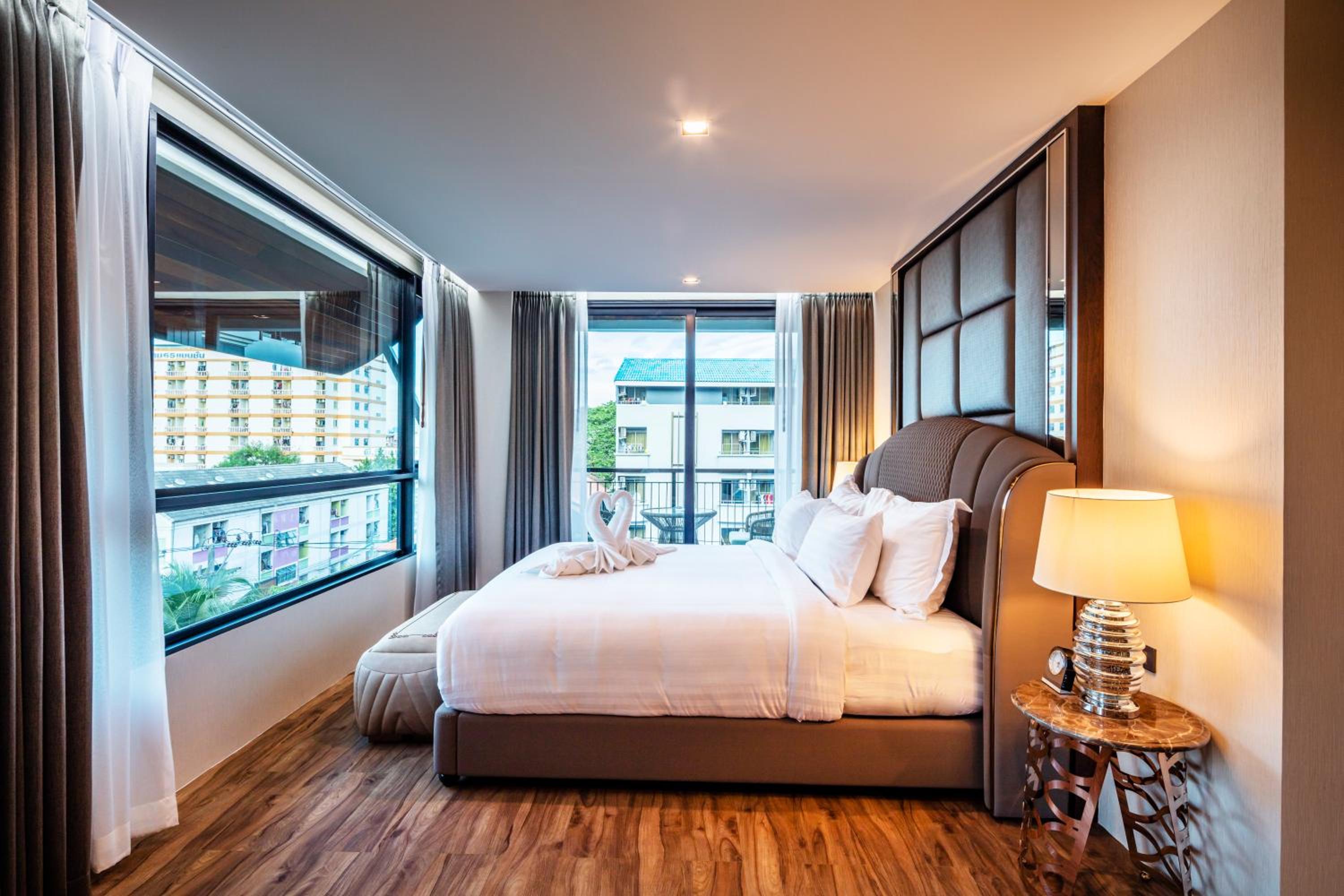Room, King Bed, Pool View