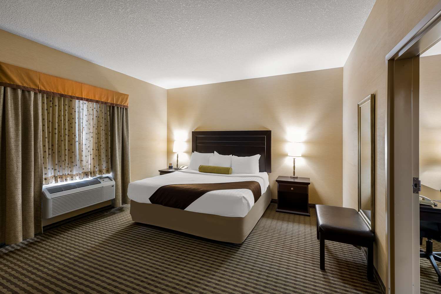 Suite, King Bed, Sofa, Living Area