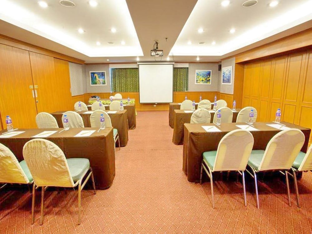 Bay Hotel Srinakarin 51/55