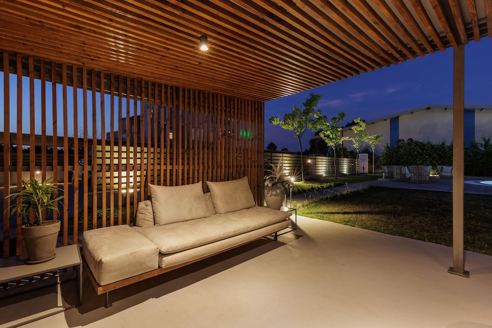 V Luxury Suites 30/50