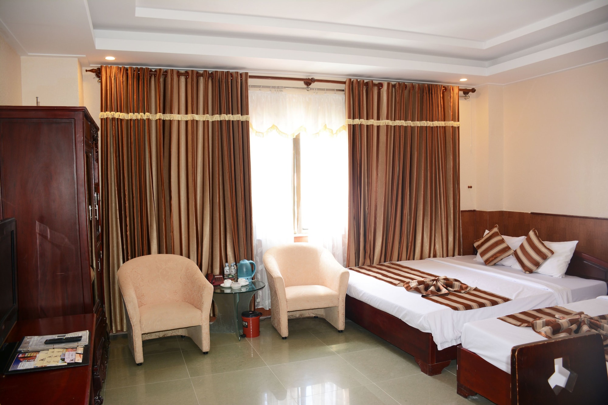 FAMILY, 3 DOUBLE BEDS, CITY VIEW