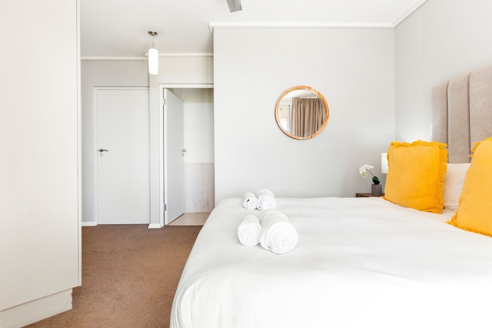 Luxury On The Beach Lagoon Beach 24/55