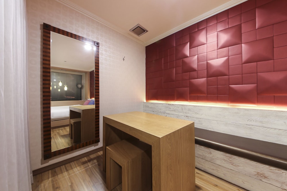 Central Hotel 7/46