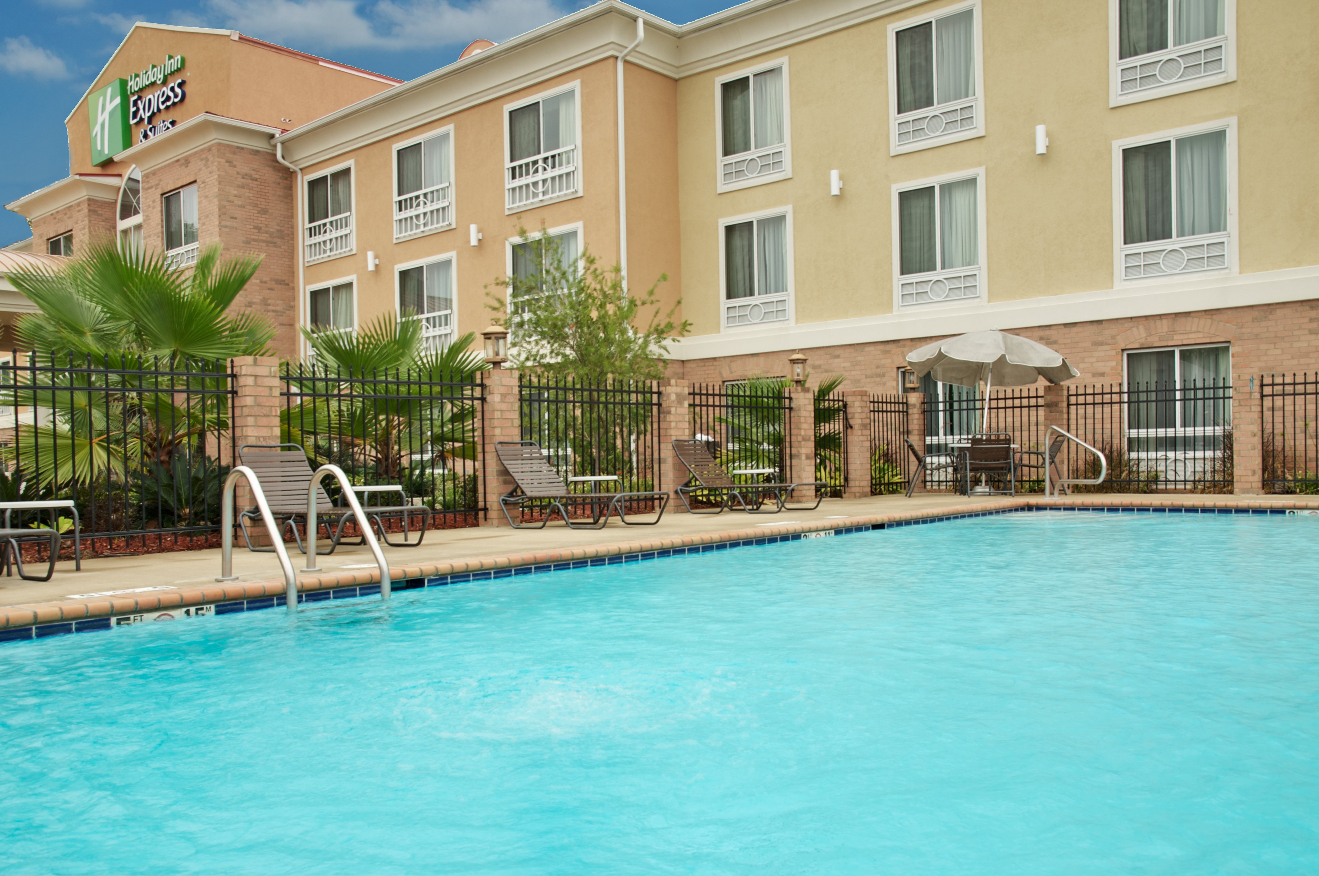 Holiday Inn Express Hotel Suites Alexandria 60/62