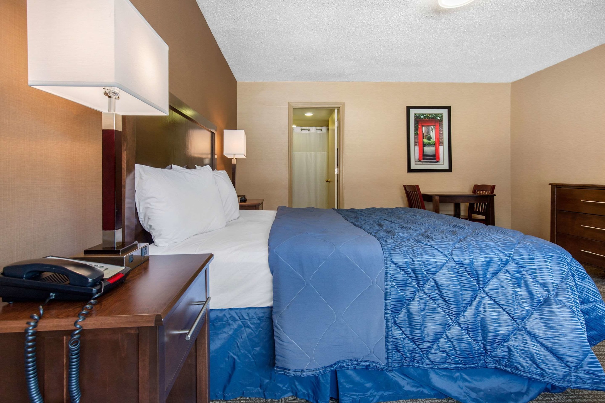 غرفة قياسية بسرير كوين، Rodeway Inn Chicago North Shore - Lincolnwood 2/3