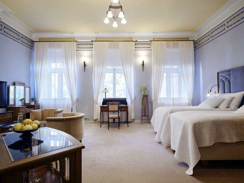 Elegant, Queen Bed, Sofa, Master Floor