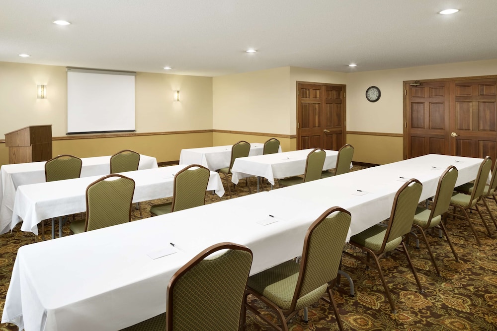 Country Inn and Suites By Radisson Grinnell 20/20