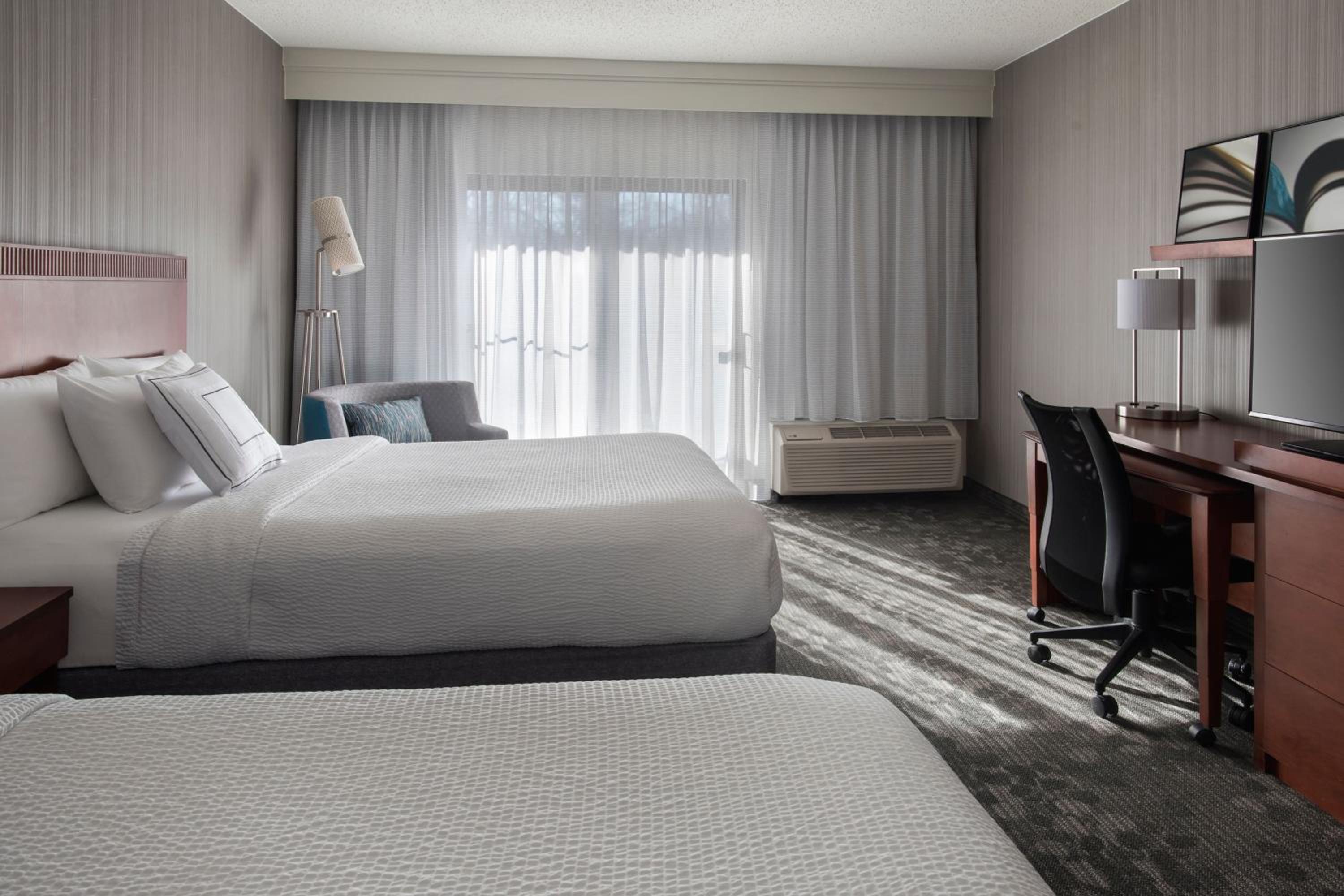 Standard, Queen Bed, Courtyard View, Accessible