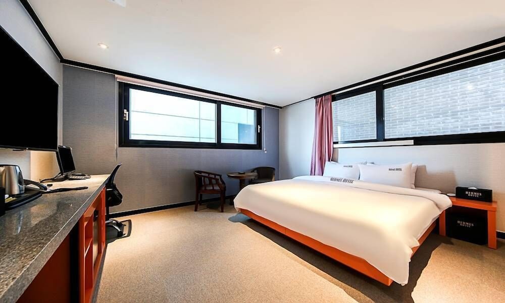 Hermes Hotel 11/56