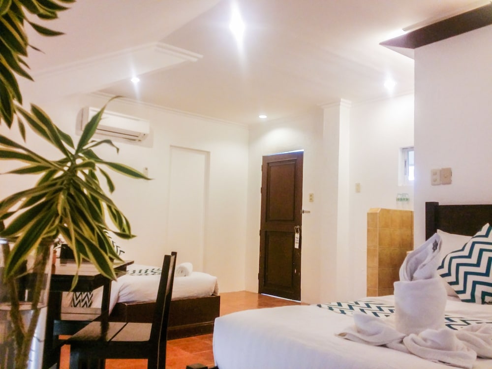 Grand Blue Beach Hotel 65/77