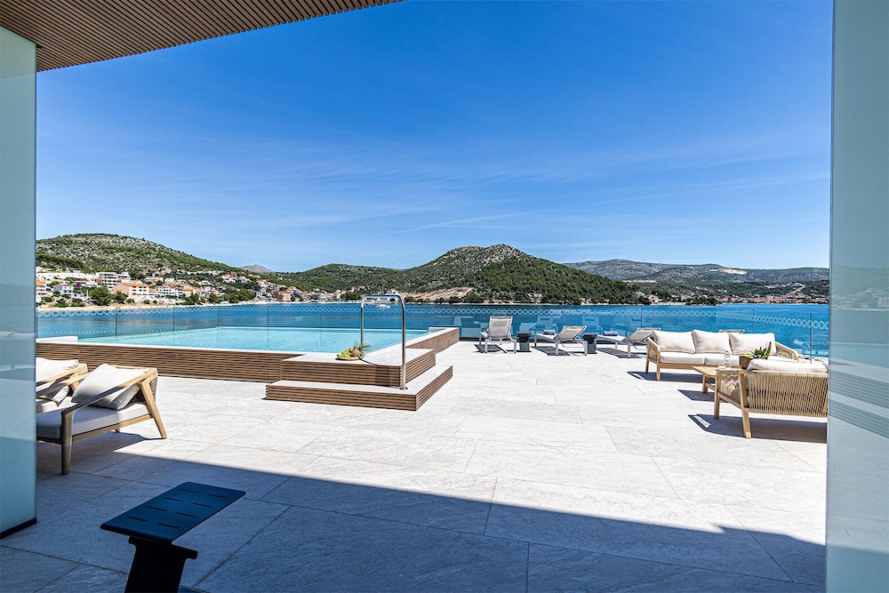 Marinus Beach Hotel 50/56