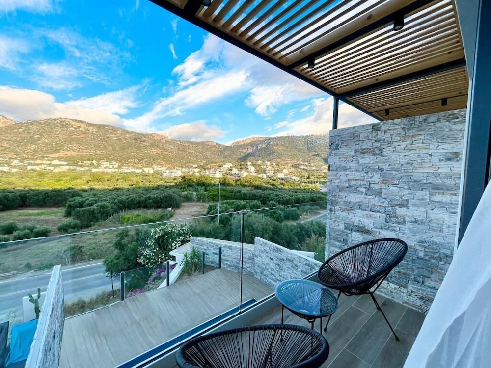 Aelia Suites 35/63