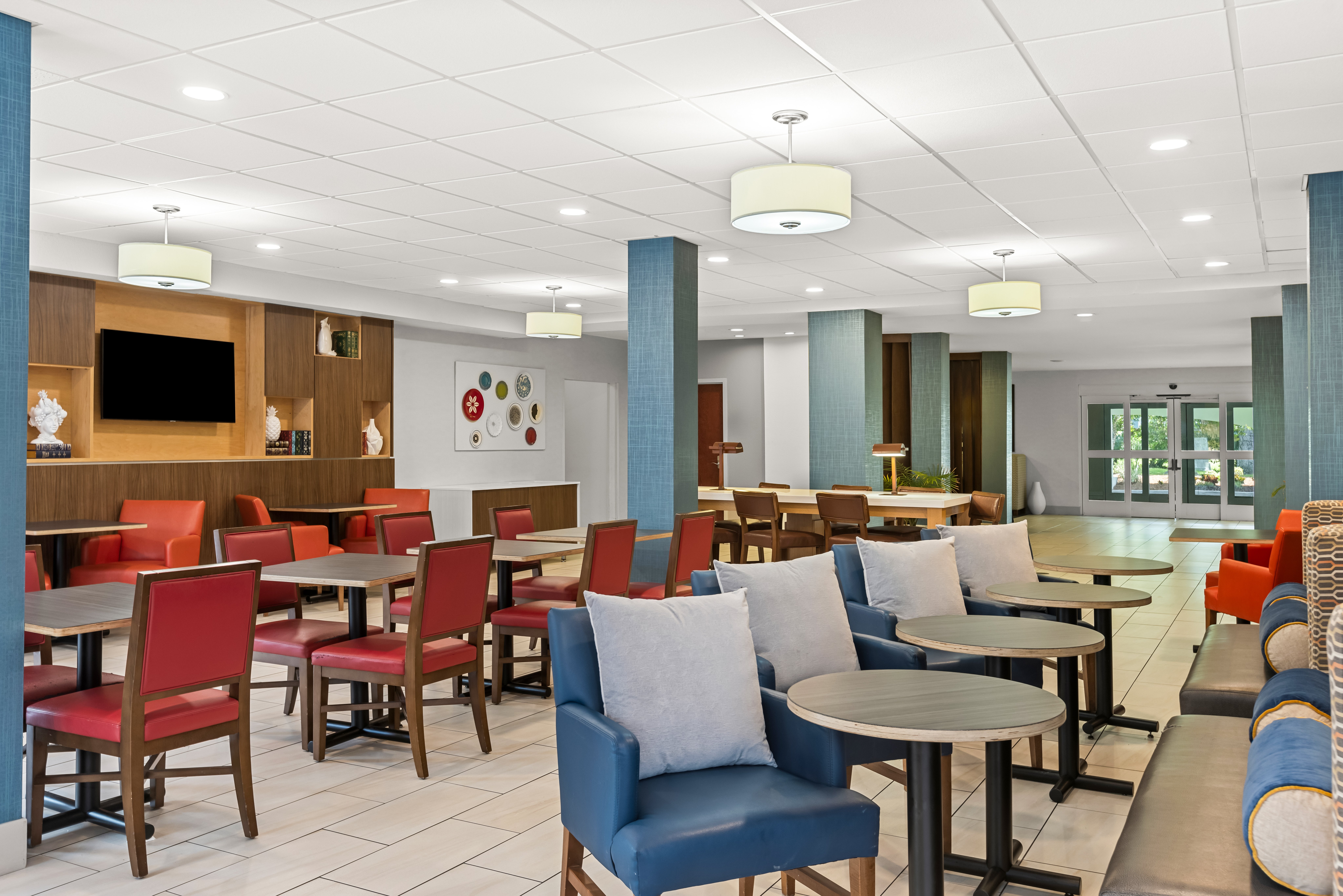 Holiday Inn Express Hotel Suites Savannah Midtown 47/81