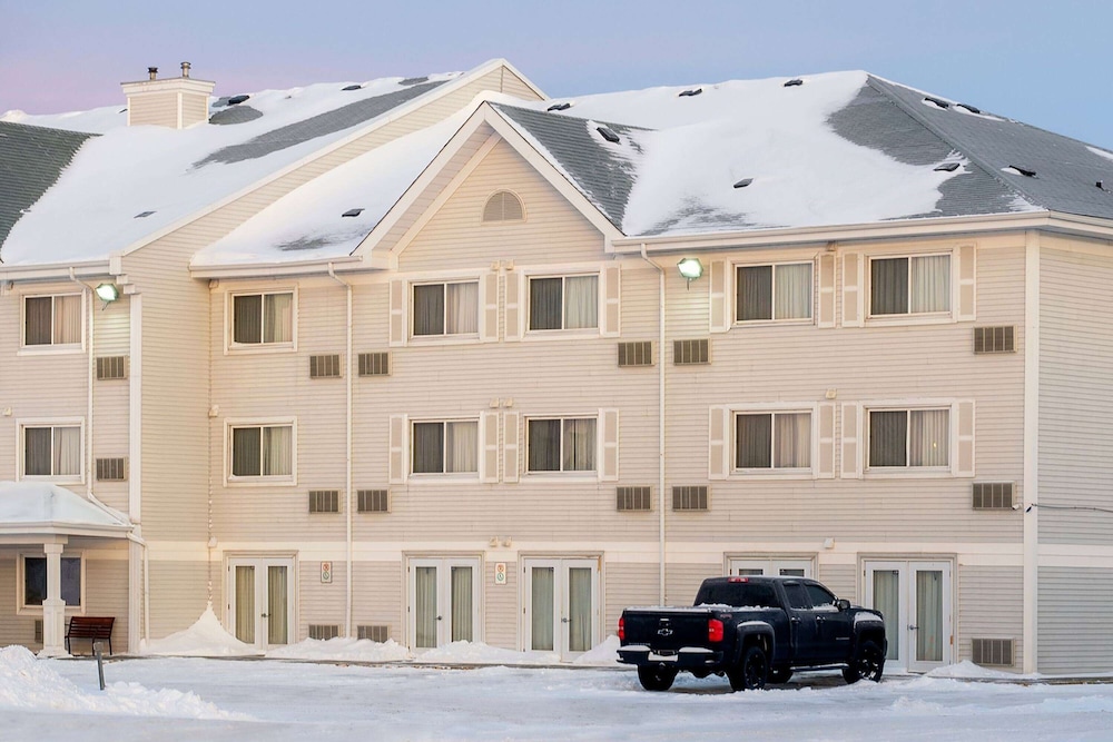 Travelodge Suites by Wyndham Regina / Eastgate Bay 1/71