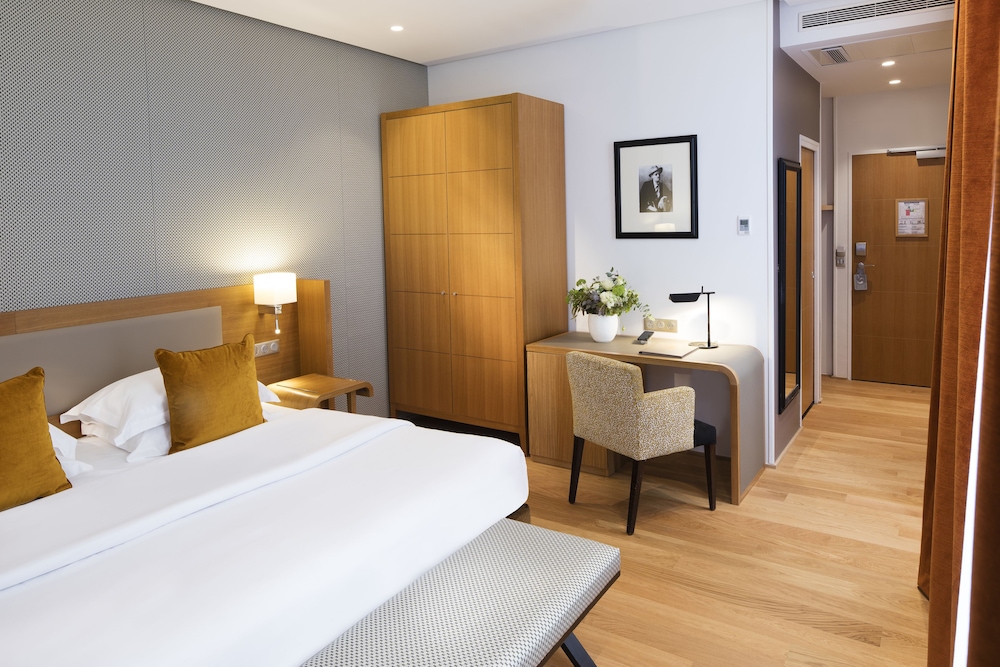 DELUXE, DOUBLE BED