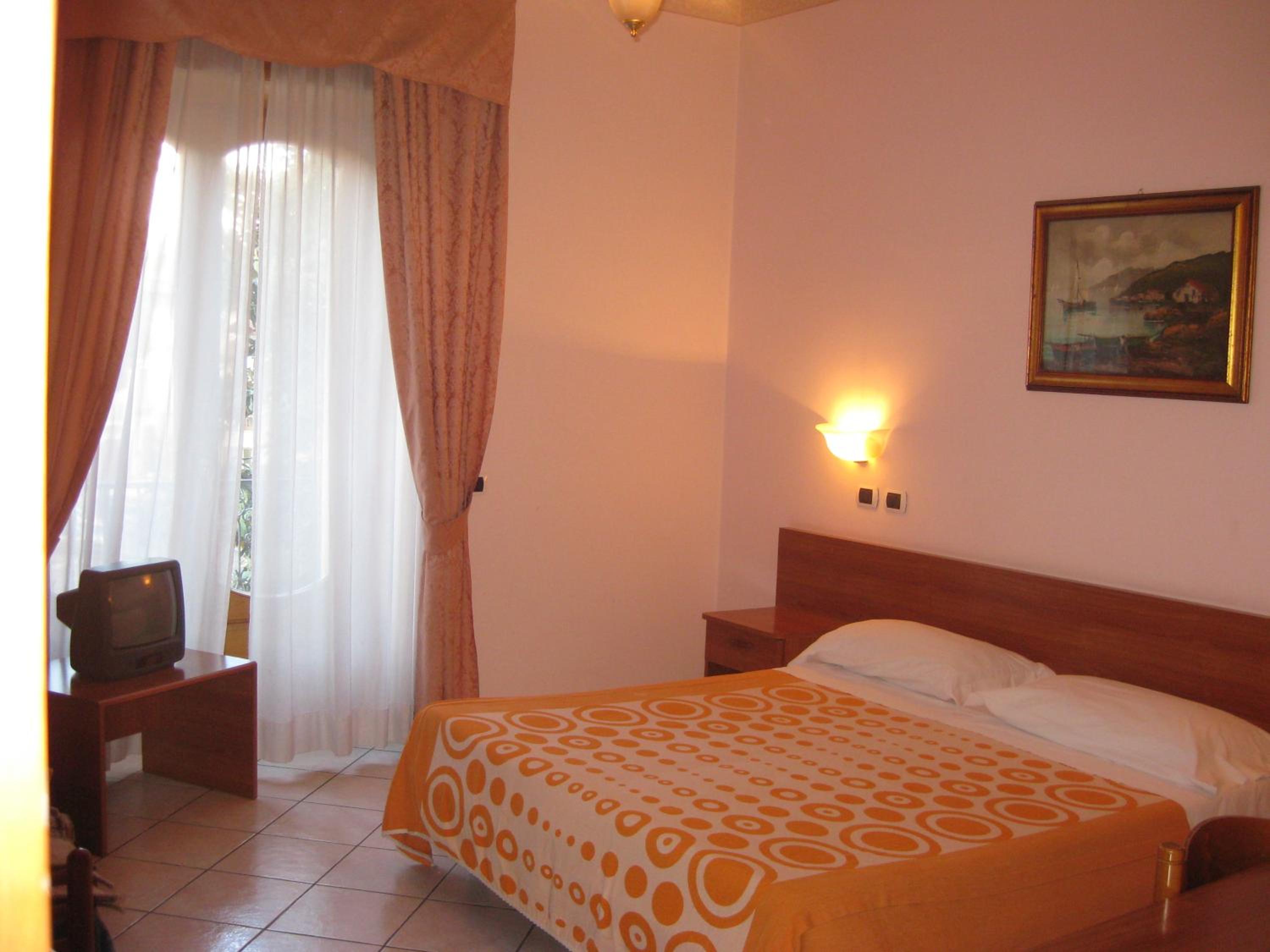ROOM, DOUBLE BED